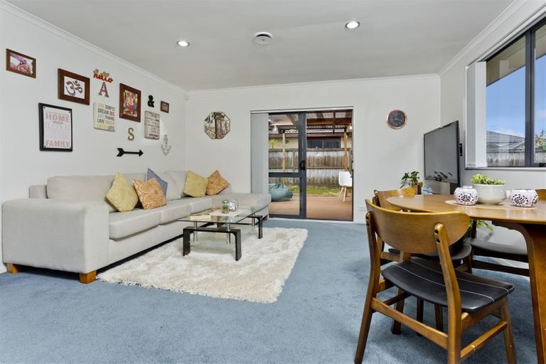 Photo of property in 16 Plumstead Rise, Glen Eden, Auckland, 0602