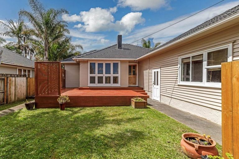 Photo of property in 2/9 Merton Avenue, Glenfield, Auckland, 0627