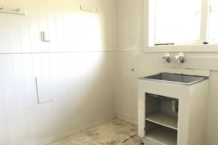 Photo of property in 2 Binsted Road, New Lynn, Auckland, 0600