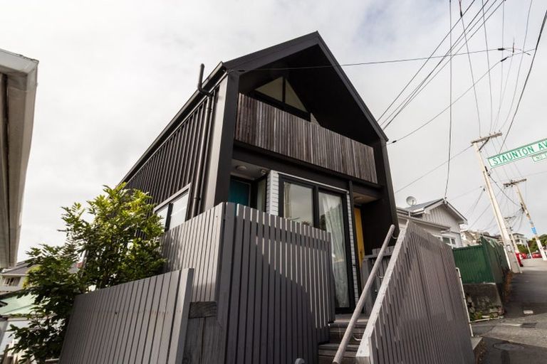 Photo of property in 2/17 Nairn Street, Mount Cook, Wellington, 6011