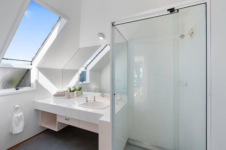 Photo of property in 30 Oxford Terrace, Coromandel, 3506