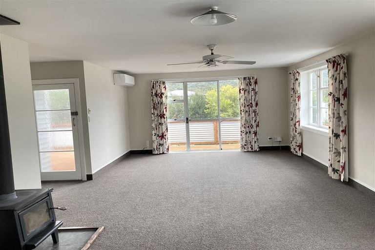 Photo of property in 146 Waikawa Road, Picton, 7220