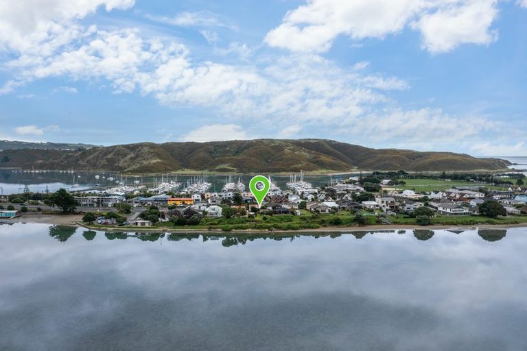 Photo of property in 12 Mana Esplanade, Paremata, Porirua, 5026