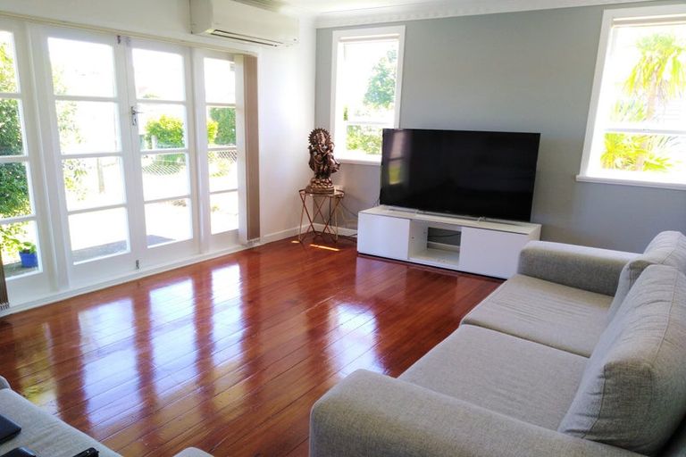 Photo of property in 42 Woodford Avenue, Henderson, Auckland, 0610