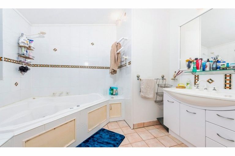 Photo of property in 13 Mceldowney Road, Titirangi, Auckland, 0604