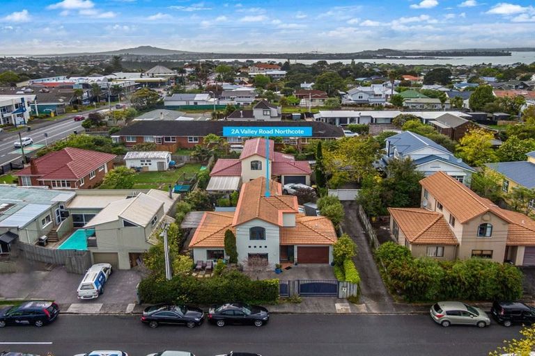 Photo of property in 1/2 Valley Road, Northcote, Auckland, 0626