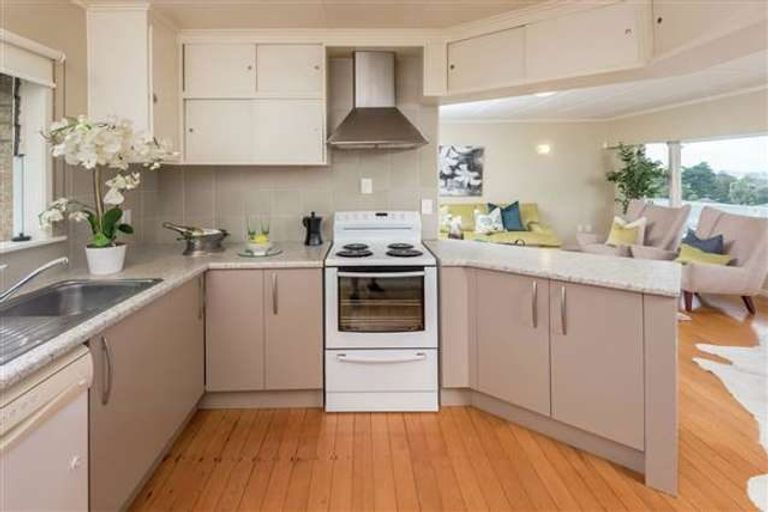 Photo of property in 6 Montgomery Crescent, Cockle Bay, Auckland, 2014