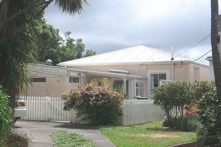 Photo of property in 36 Dorking Road, Brooklyn, Wellington, 6021