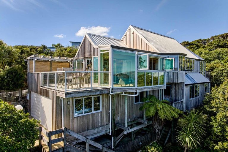 Photo of property in 1 Roys Road, Plimmerton, Porirua, 5026