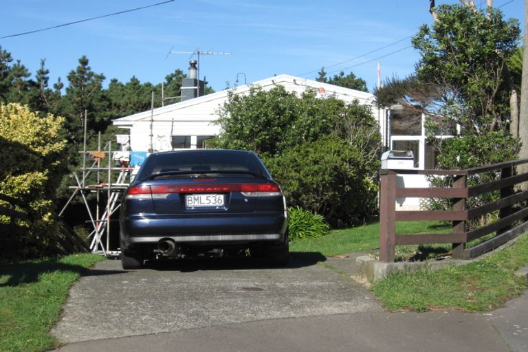 Photo of property in 35 Spenmoor Street, Newlands, Wellington, 6037