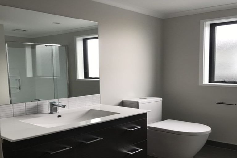 Photo of property in 16 Wai Place, Westgate, Auckland, 0614