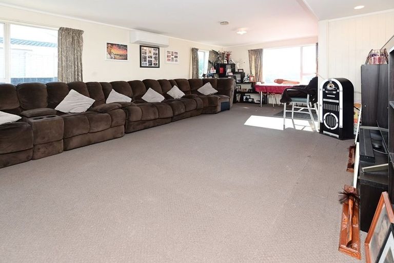 Photo of property in 2 Benton Place, Manurewa, Auckland, 2102