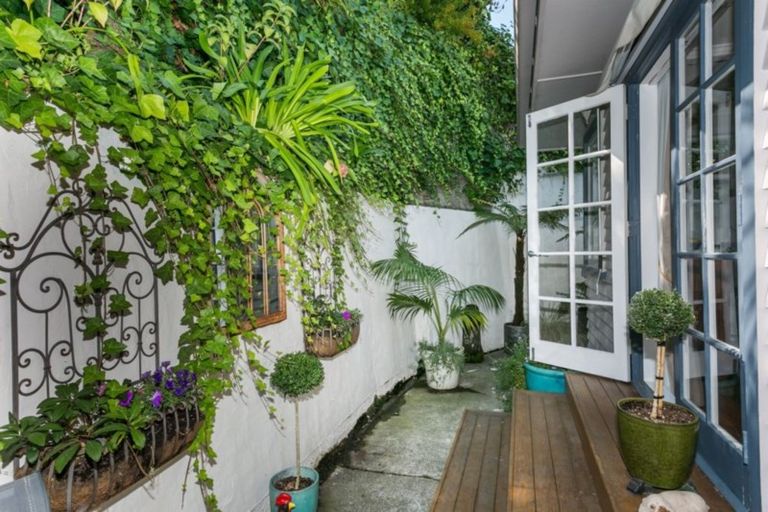 Photo of property in 16 Spencer Road, Hospital Hill, Napier, 4110