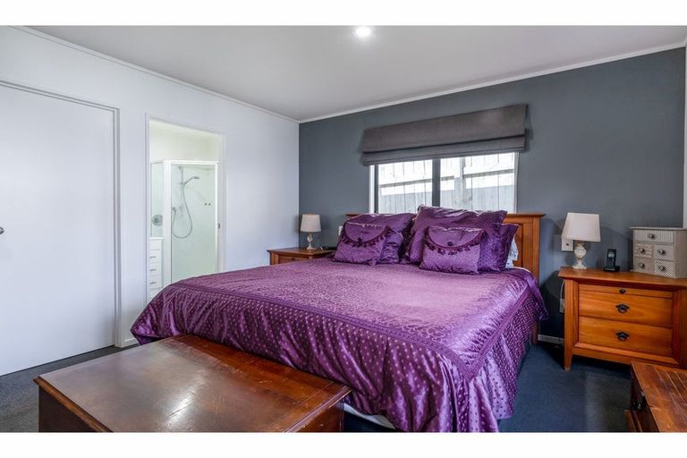 Photo of property in 48 Zefiro Drive, Massey, Auckland, 0614