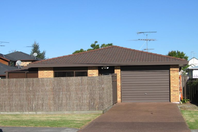 Photo of property in 2/32 Riverside Road, Orewa, 0931