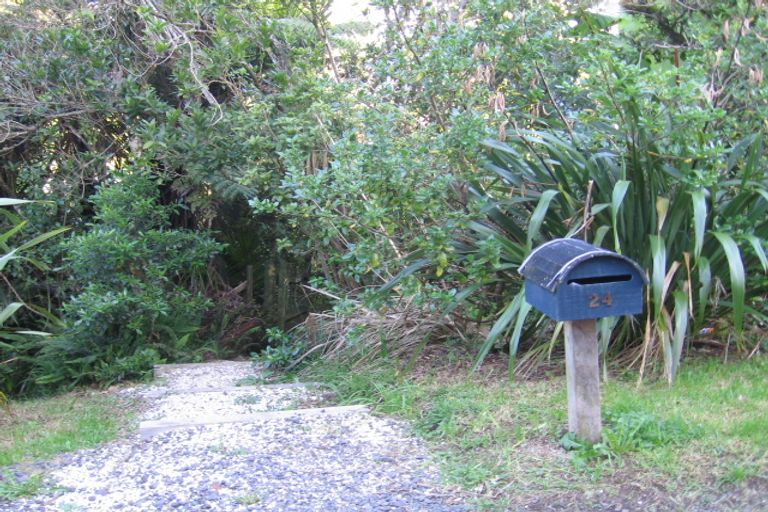 Photo of property in 24 Laingholm Drive, Laingholm, Auckland, 0604