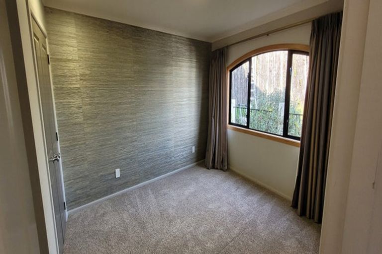 Photo of property in 85c Eliot Street, New Plymouth, 4310