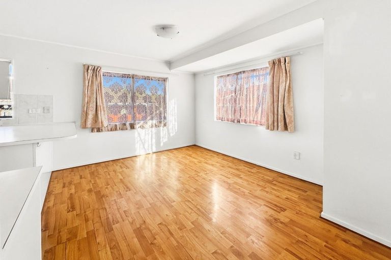 Photo of property in 1/81 Aviemore Drive, Highland Park, Auckland, 2010