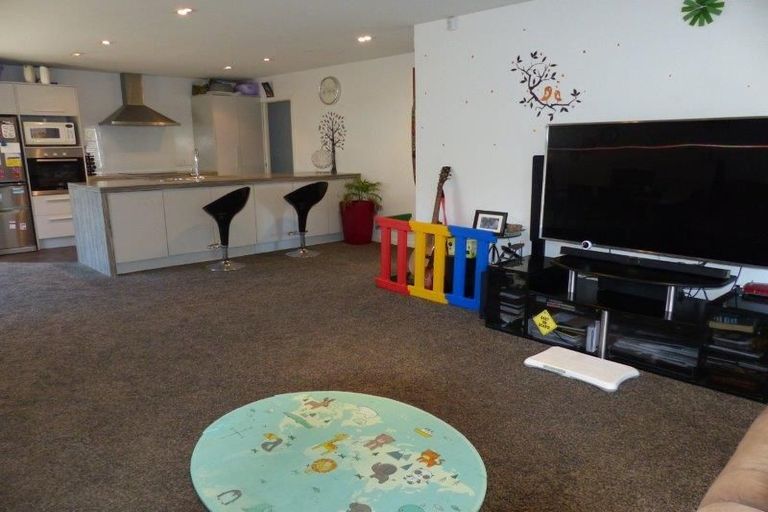 Photo of property in 11a Pinkerton Grove, Newlands, Wellington, 6037