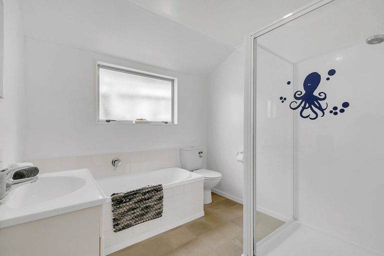 Photo of property in 2 Catlins Glen, Aotea, Porirua, 5024