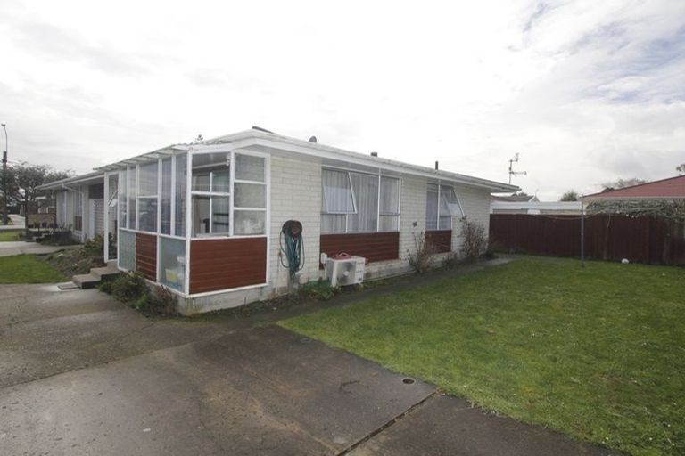 Photo of property in 2/40 Prestons Road, Redwood, Christchurch, 8051