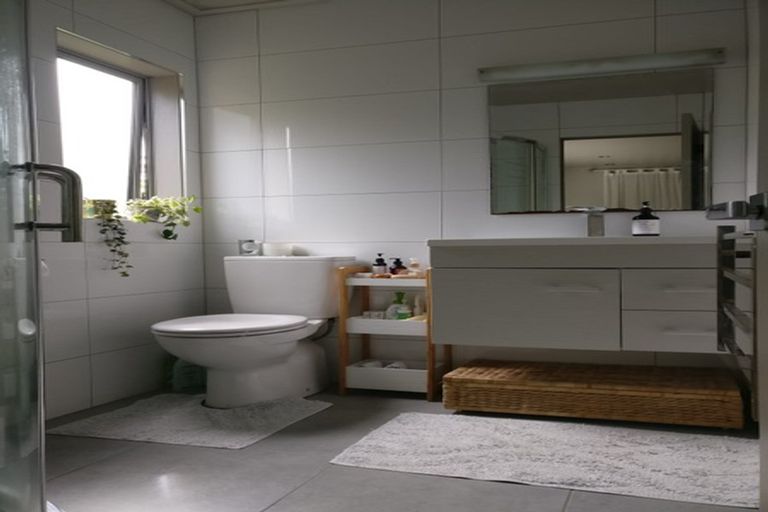 Photo of property in 2/44a Tamahere Drive, Glenfield, Auckland, 0629