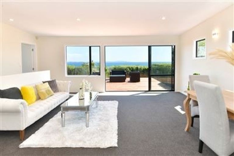 Photo of property in 1376 Whangaparaoa Road, Army Bay, Whangaparaoa, 0930