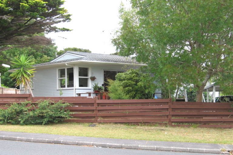 Photo of property in 23 Tamahere Drive, Glenfield, Auckland, 0629