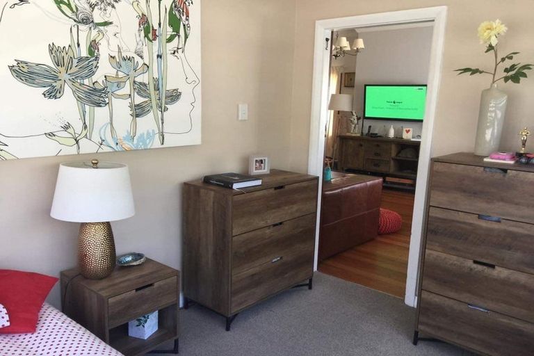 Photo of property in 123 Queens Drive, Lyall Bay, Wellington, 6022