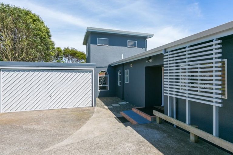 Photo of property in 16 Saint Ives Grove, Whalers Gate, New Plymouth, 4310