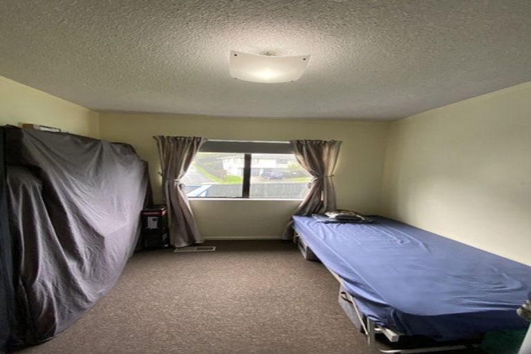 Photo of property in 33 Omapere Street, Whitby, Porirua, 5024