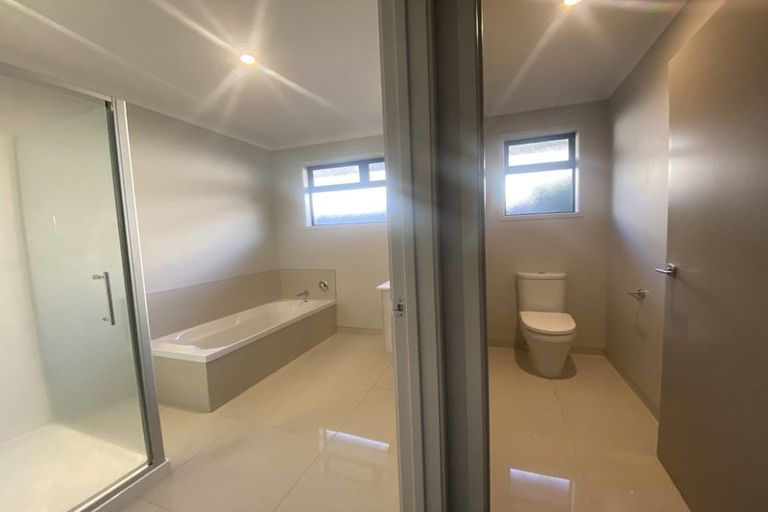 Photo of property in 28 Queens Road, Glen Avon, New Plymouth, 4312