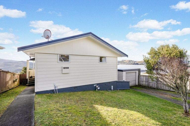 Photo of property in 63 Ruskin Road, Newlands, Wellington, 6037