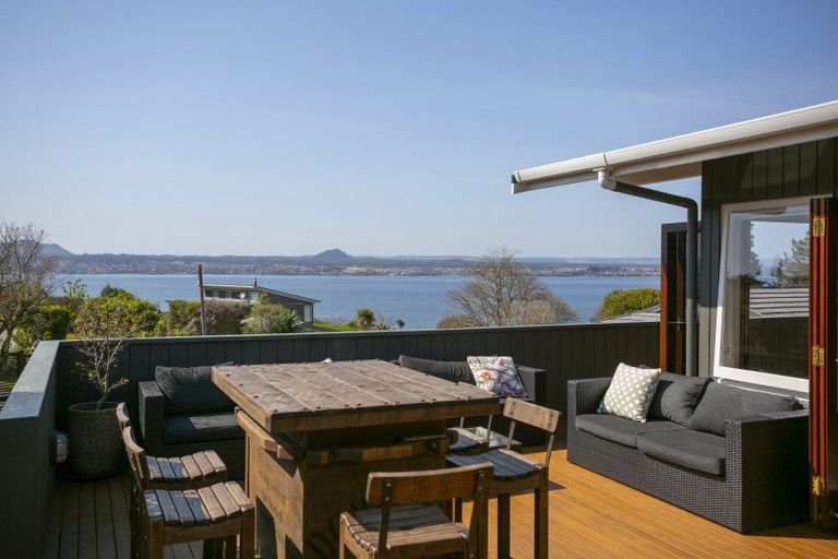 Photo of property in 1 Besley Place, Acacia Bay, Taupo, 3330
