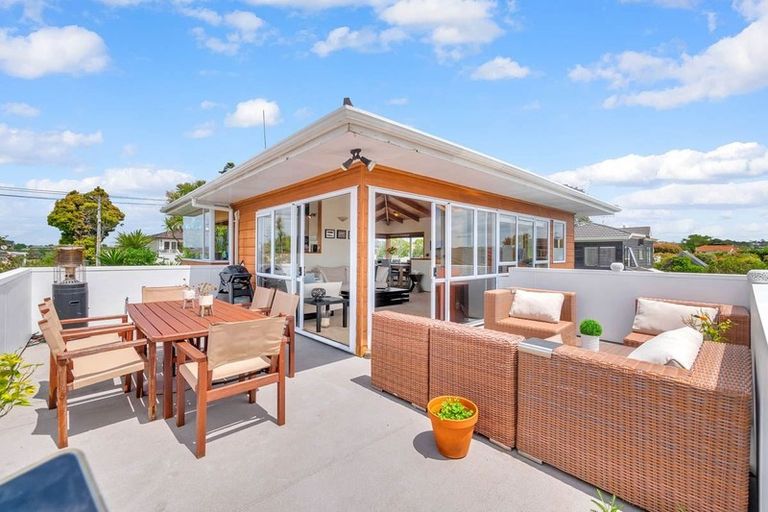 Photo of property in 23 Knights Road, Rothesay Bay, Auckland, 0630