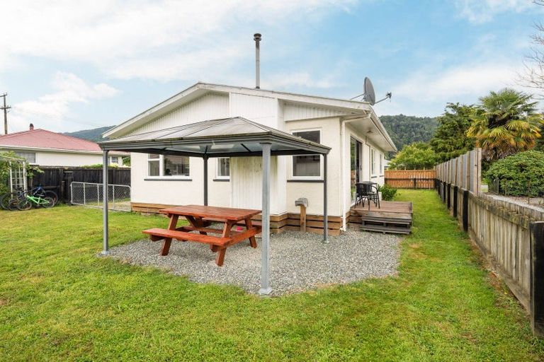 Photo of property in 121 Fairfax Street, Murchison, 7007