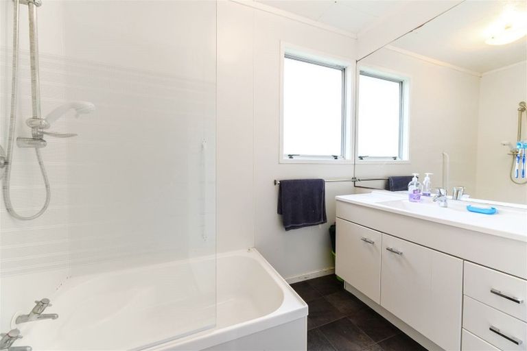 Photo of property in 91 Sunnyside Road, Sunnyvale, Auckland, 0612