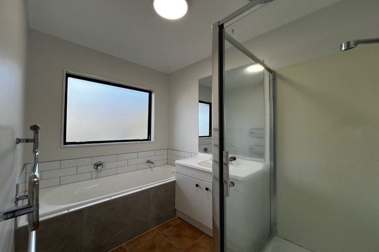 Photo of property in 1a Romulus Place, Totara Vale, Auckland, 0629