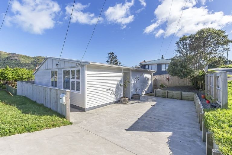 Photo of property in 27a Mexted Terrace, Tawa, Wellington, 5028