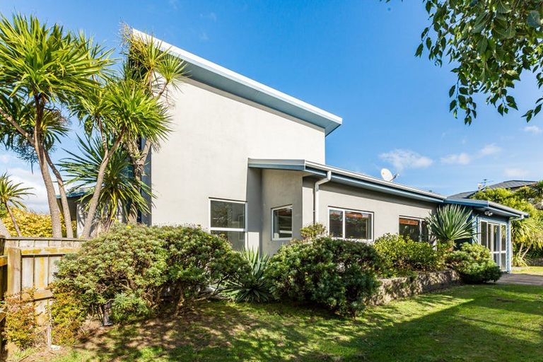 Photo of property in 6 Routeburn Avenue, Aotea, Porirua, 5024