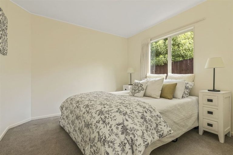 Photo of property in 6a Fayette Place, Te Atatu South, Auckland, 0610