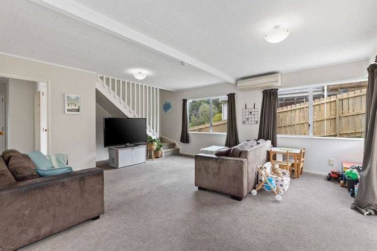 Photo of property in 2/7 Fernlea Rise, Bayview, Auckland, 0629