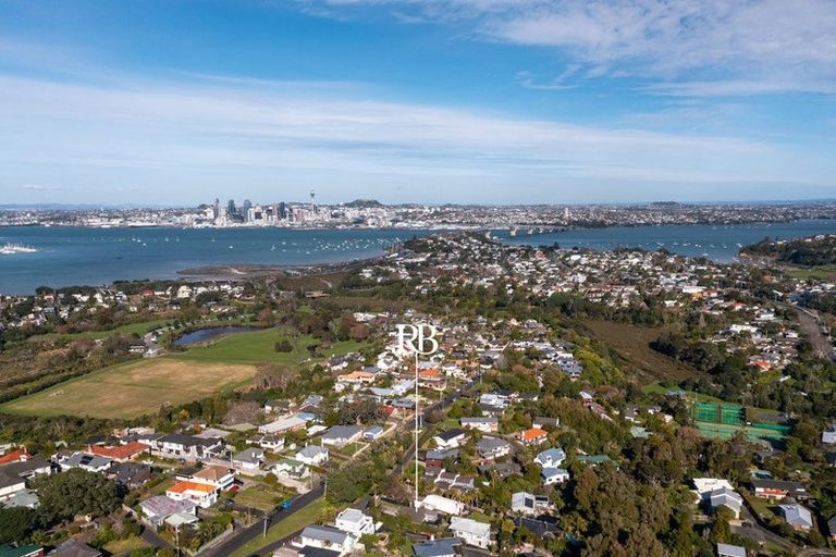 Photo of property in 1/13 Howard Road, Northcote, Auckland, 0627