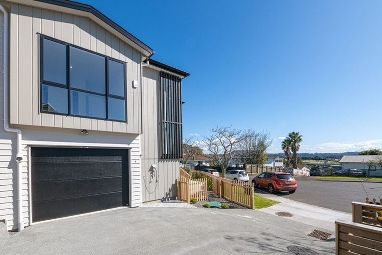 Photo of property in 11a Merida Place, Unsworth Heights, Auckland, 0632