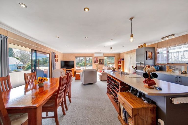 Photo of property in 7 Warren Place, Frankleigh Park, New Plymouth, 4310