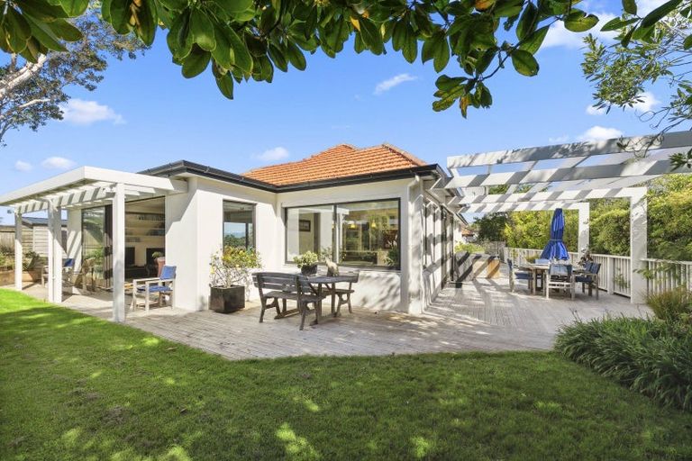 Photo of property in 11 Bristow Place, Karori, Wellington, 6012