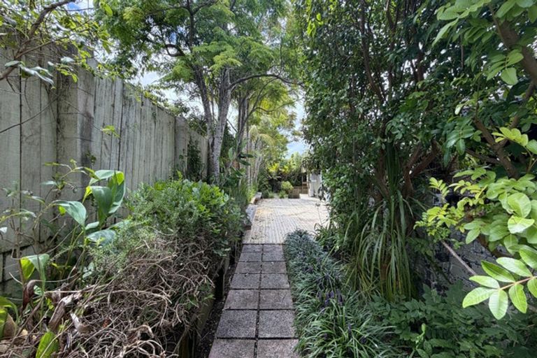 Photo of property in 50 Balmain Road, Chatswood, Auckland, 0626
