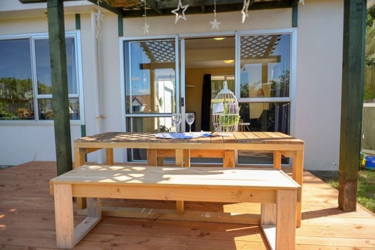 Photo of property in 3 Westra View, Tawa, Wellington, 5028