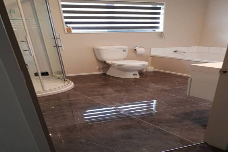 Photo of property in 22 Portmore Place, Grenada Village, Wellington, 6037