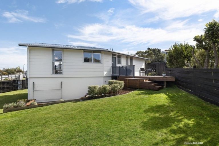 Photo of property in 3 Cheltenham Terrace, Newlands, Wellington, 6037